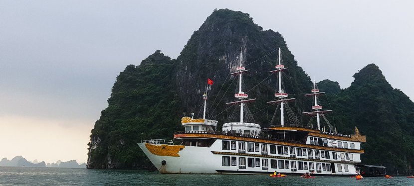 Bai Tu Long bay: backpackers on a luxury cruise